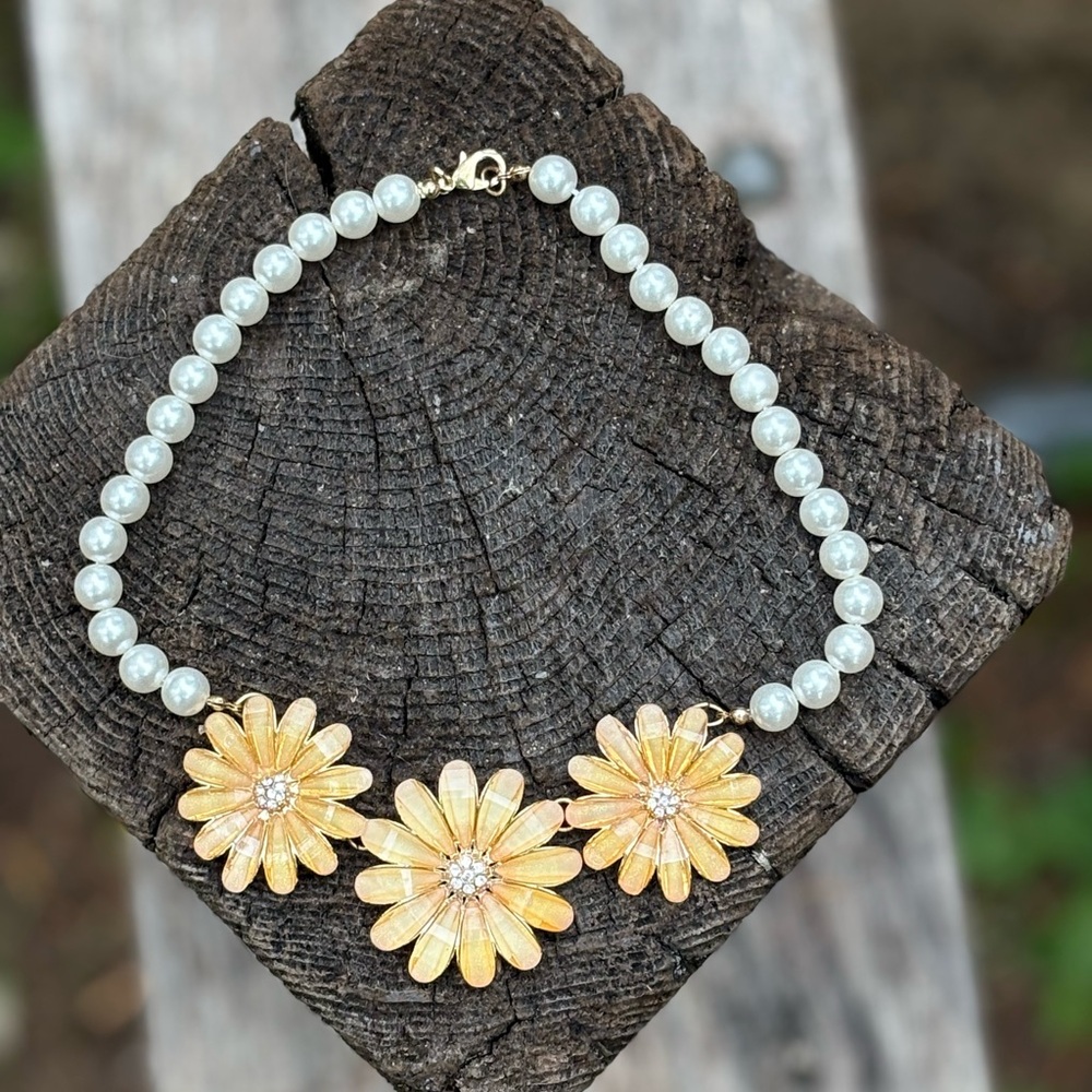 Elegant Gold Floral Necklace